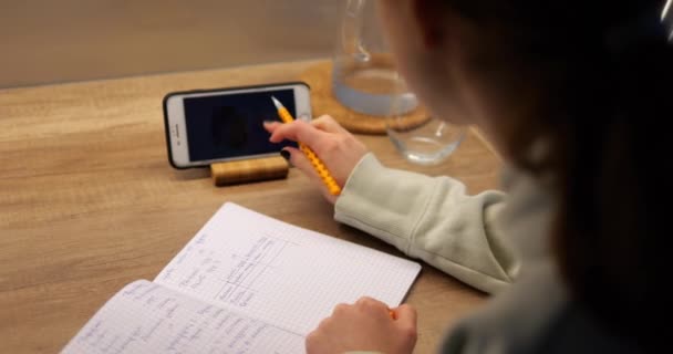 Tiener Schoolmeisje Touch Telefoon Scherm Met Mobiele Leerboek Applicatie Mobiele — Stockvideo