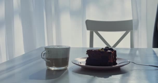 Kadın Eli Bir Fincan Kapuçino Latte Kahve Kek Alır Parlak — Stok video