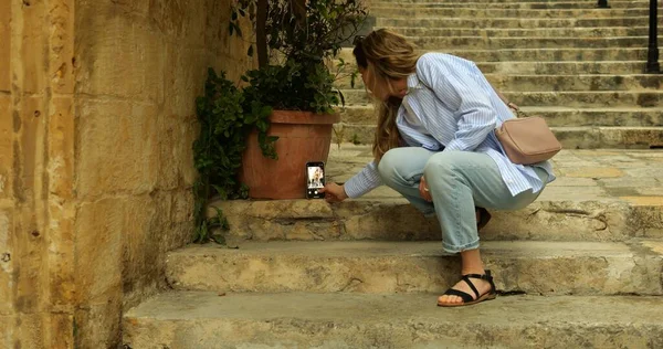 Молода Жінка Починає Відлік Часу Додатку Камери Телефоні Стоїть Стародавніх — стокове фото