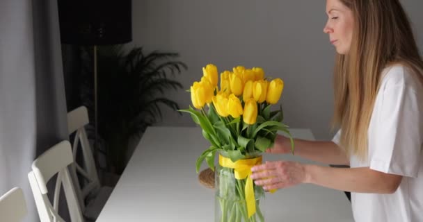 Молода Жінка Обіймає Букет Вдихає Аромат Літніх Жовтих Тюльпанів Скляна — стокове відео
