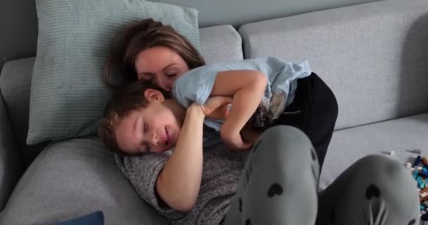 Oudere Zus Kietelt Jonge Vier Vijfjarige Broer Bank Thuis Warme — Stockvideo