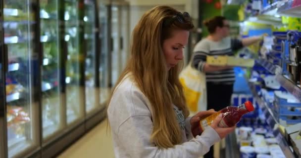 Markette Süpermarkette Plastik Şişe Etiketi Okuyan Genç Bir Kadın Anne — Stok video