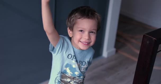 Femårig Dreng Glad Dans Rotere Arme Hold Ladyfinger Cookie Børnehaveklasse – Stock-video
