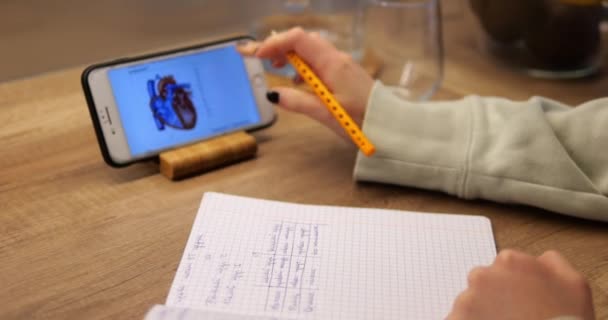 Hand Tonåring Rullar Online Webbsida Förbereda Sig För Certifikat Examen — Stockvideo