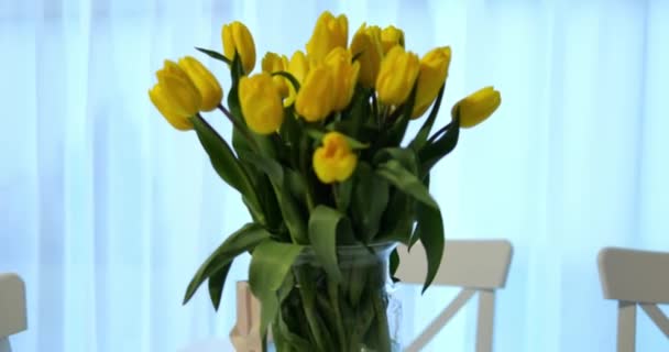 带着明亮而浓郁的黄色郁金香花瓶 衬托着礼品袋的浅色背景 春天的气息和家庭气氛中的情感 高质量的4K镜头 — 图库视频影像