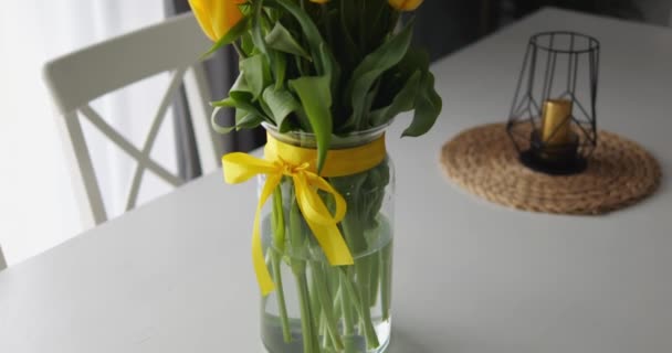 Прекрасный Букет Желтых Тюльпанов Большом Обеденном Столе Возле Окна Цветы — стоковое видео
