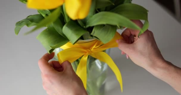 Крупним Планом Знімок Жіночого Пальця Прикрашає Букет Скляної Вази Жовтим — стокове відео