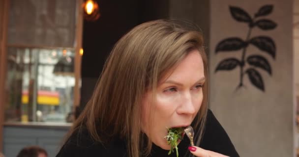 Junge Frau Isst Frisches Grünmehl Mit Appetit Und Gusto Zum — Stockvideo