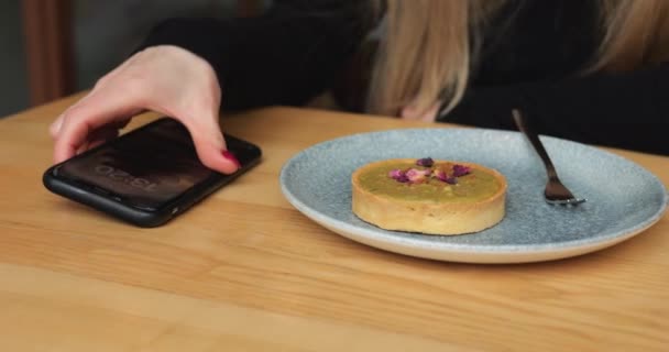 Anonieme Meid Voor Zoet Pistache Dessert Neemt Telefoon Van Tafel — Stockvideo