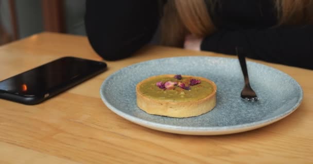 Pistachio Tartlet Dessert Lie Plate Wooden Table Anonymous Girl Small — Stock Video