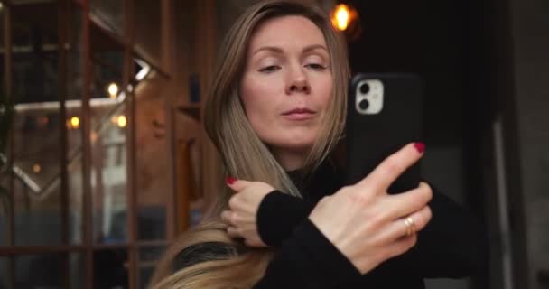 Mulher Elegante Cafeteria Urbana Usar Tela Telefone Com Aplicativo Espelho — Vídeo de Stock