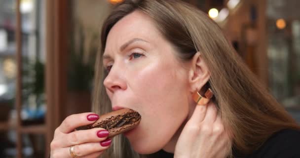 Close Mordida Mulher Jovem Saborear Grande Sobremesa Macaroon Francês Chocolate — Vídeo de Stock