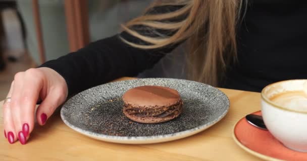 Duży Kakao Czekolada Francuski Deser Makaronu Przez Cappuccino Filiżanka Kobieta — Wideo stockowe