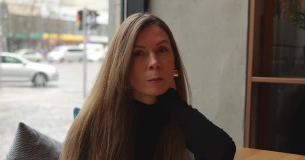 Kendine Güvenen Genç Bir Kadını Kahvecide Oturur Kameraya Bakar Siyah — Stok video
