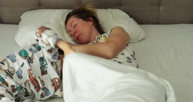 Sıkılmış küçük oğlu, uyuyan annesinden kurtulur ve evde çift kişilik yatağa sarılır. Gecelikli sakin bir kadın ve sabah yatak odasında küçük bir oğlu var. Aile hayatı