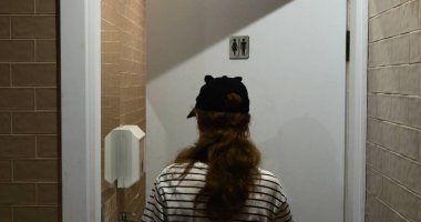 Genç kız halka açık bir yerde cinsiyet ayrımı olmayan tuvaletten çıkıyor. Genç bir kız alışveriş merkezindeki tuvaletten özel tabelayla çıkıyor. Hijyen rutini