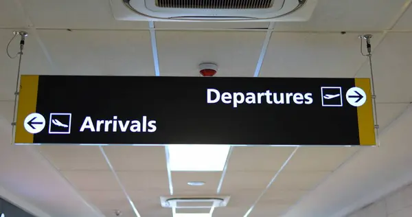 Havaalanı tavanının altındaki yolcuların gidiş ve geliş yollarını gösteren oklarla dolu bir tahta. Terminal bekleme salonundaki yolcular için önemli bilgiler