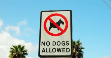 Köpeği Olmayan çelik plaka daire şeklinde köpek tarafından vurularak dikkat edilmesine izin veriliyor. Alüminyum uyarı panosu açık mavi gökyüzüne evcil hayvan girişini yasaklıyor