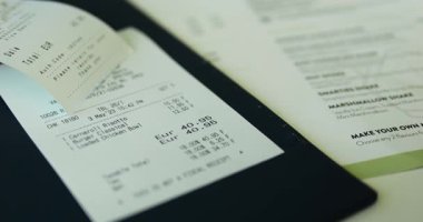 Tabak fiyatlarıyla birlikte kafe kontrolü ve kamu hizmetleri için son miktar. Rakamlı fatura, restoran kağıdı menüsüne yerleştirilmiş sert fatura klasörüne konur.