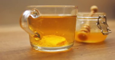 Limon dilimleri çay fincanının içinde dibe çöker ve ekşi içeceğe katkı sağlar. Bal kavanozuna karşı narenciyeli içecek susuzluğu ve temel besinleri korur