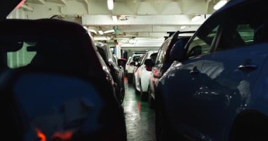 Modern araçlar deniz yolculuğu sırasında feribotun kargo bölümünde durur. Gemi, su geçişi sağlamak için bir ulaşım aracı görevi görüyor.