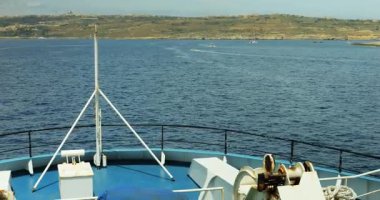 Gemi turistleri deniz kıyıları arasında taşır ve doğanın güzelliğinin tadını çıkarmasına izin verir. Büyük feribot dalgalı suları aşarak Comino adasına doğru yavaşça gider.