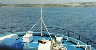 Küçük feribot Akdeniz 'den Comino adasına doğru yavaş yavaş gider. Issız sahil bölgesi ve ulaşılabilirlik nedeniyle turistleri görüş alanına çekiyor.
