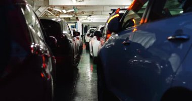 Arabalar kıyıdan kıyıya ulaşım sırasında feribotun özel kompartımanında dururlar. Gemi denizde yol alır ve yolcu ve kargo teslimatı sağlar.