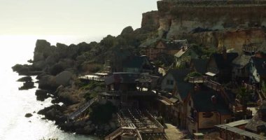 Küçük ahşap evler, engebeli deniz kıyısında büyük kayalarla dağ gölgesinde dururlar. Malta 'daki ünlü Temel Reis Köyü turist ve gezginleri cezbediyor