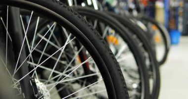 Hall, şehir turları için çevre dostu ulaşım araçları içeriyor. Bisikletler egzersiz performansı sırasında sporcuların görevlerini tamamlamalarına yardımcı olur