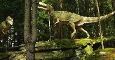 Yoğun yosun ormanlarındaki allozaur dinozor modelleri tarih öncesi karşılaşma izlenimi veriyor. Yüksek ağaçlar ve yemyeşil yapraklarla çevrili kaya formasyonu.