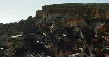 Temel Reis Köyü 'nde deniz kıyısında gemi gezileri için özel binalar vardır. Ahşap evler boş zaman aktiviteleri ve deniz kenarında çekim için kullanılıyor.