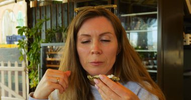 Kadınlar ilk defa istiridyelerin kafede vakit geçirip deniz ürünlerini tatmaya çalışırlar. Kadın ziyaretçi, istiridyelerden hoşlanmadığı için surat asıyor.