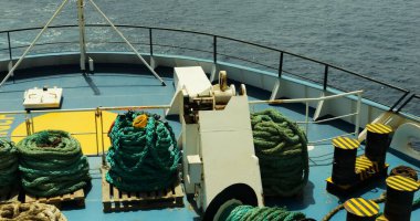 Feribot pruvası sistemin tam işlemesi için ekipman içeriyor ve güvertede güvenliği sağlıyor. Gemi denizi aşarak yavaşça Comino adasına doğru yol alıyor.