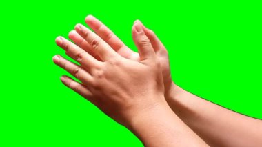 Yeşil ekran arka planında el çırpan bir adam.