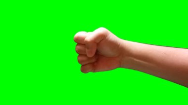 Bir adamın eli yeşil ekranda yumruk hareketi yapar.