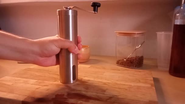 Мужская Рука Измельчает Кофейные Зерна Ручной Кофемолкой — стоковое видео