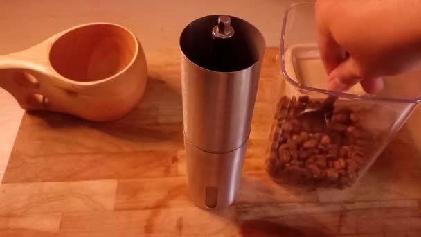 Ręka Mężczyzny Wkłada Ziarna Kawy Młynka Kawy — Wideo stockowe