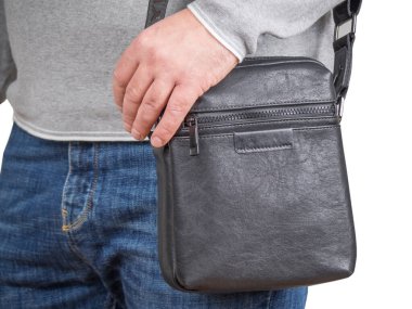 Bir adam elinde beyaz bir arka planda izole edilmiş siyah bir deri çanta tutuyor.