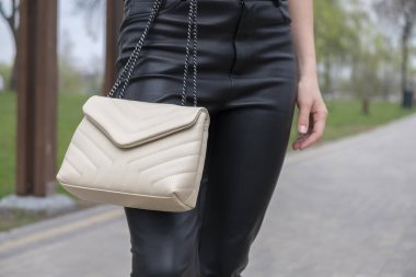 Bir mankenin üstündeki bej kadın çantası. 