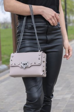 Bir mankenin üstündeki bej kadın çantası. 