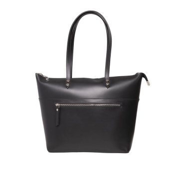 Beyaz arka planda siyah kadınların deri çantası izole edilmiş.