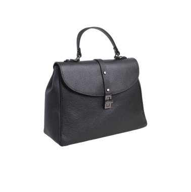 Beyaz arka planda siyah kadınların deri çantası izole edilmiş.