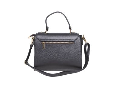 Beyaz arka planda siyah kadınların deri çantası izole edilmiş.