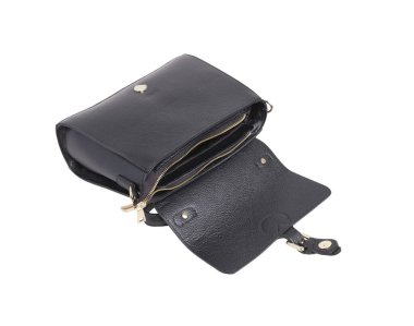 Beyaz arka planda siyah kadınların deri çantası izole edilmiş.