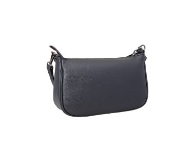 Beyaz arka planda siyah kadınların deri çantası izole edilmiş.