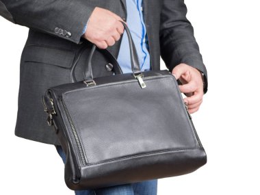 Beyaz arka planda izole edilmiş bir adamın elindeki deri evrak çantası. 