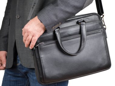 Beyaz arka planda izole edilmiş bir adamın elindeki deri evrak çantası.