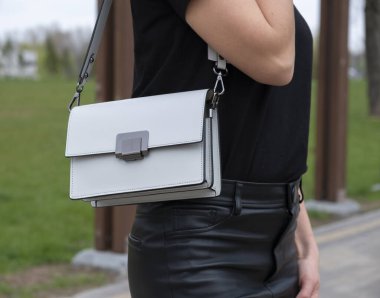 Sokakta deri çantalı bir kadın çantası..