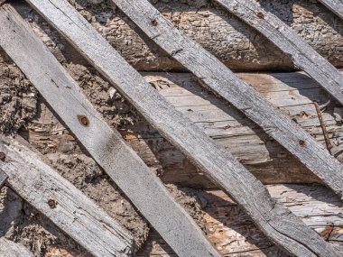 Eski yapım dokusundan eski ahşap kalaslar.